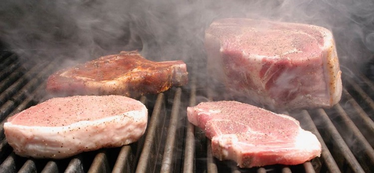 grill-pork-chops-on-saber